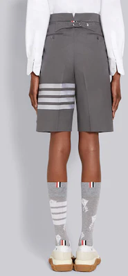 (W) THOM BROWNE SS22 Celana Pendek Longgar Abu-Abu Bergaris Panjang Sedang. FTC404U-07890-035 Purchase (W) THOM BROWNE SS22 Celana Pendek Longgar Abu-Abu Bergaris Panjang Sedang. FTC404U-07890-035