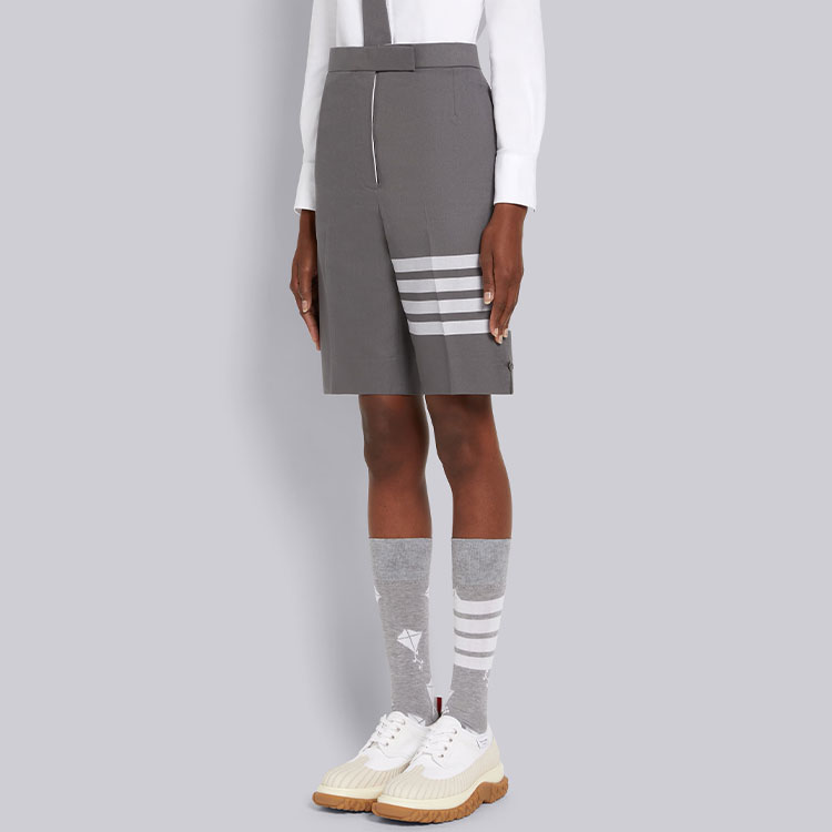 Details for (W) THOM BROWNE SS22 Celana Pendek Longgar Abu-Abu Bergaris Panjang Sedang. FTC404U-07890-035
