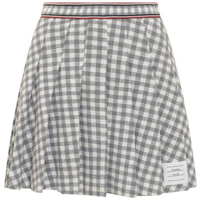 (Women) THOM BROWNE SS23 Gray Checkered Pleated Mini Skirt with Stripe Badge. FJK091A-F0282-035 Buy (Women) THOM BROWNE SS23 Gray Checkered Pleated Mini Skirt with Stripe Badge. FJK091A-F0282-035