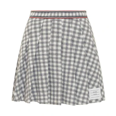 (Women) THOM BROWNE SS23 Gray Checkered Pleated Mini Skirt with Stripe Badge. FJK091A-F0282-035