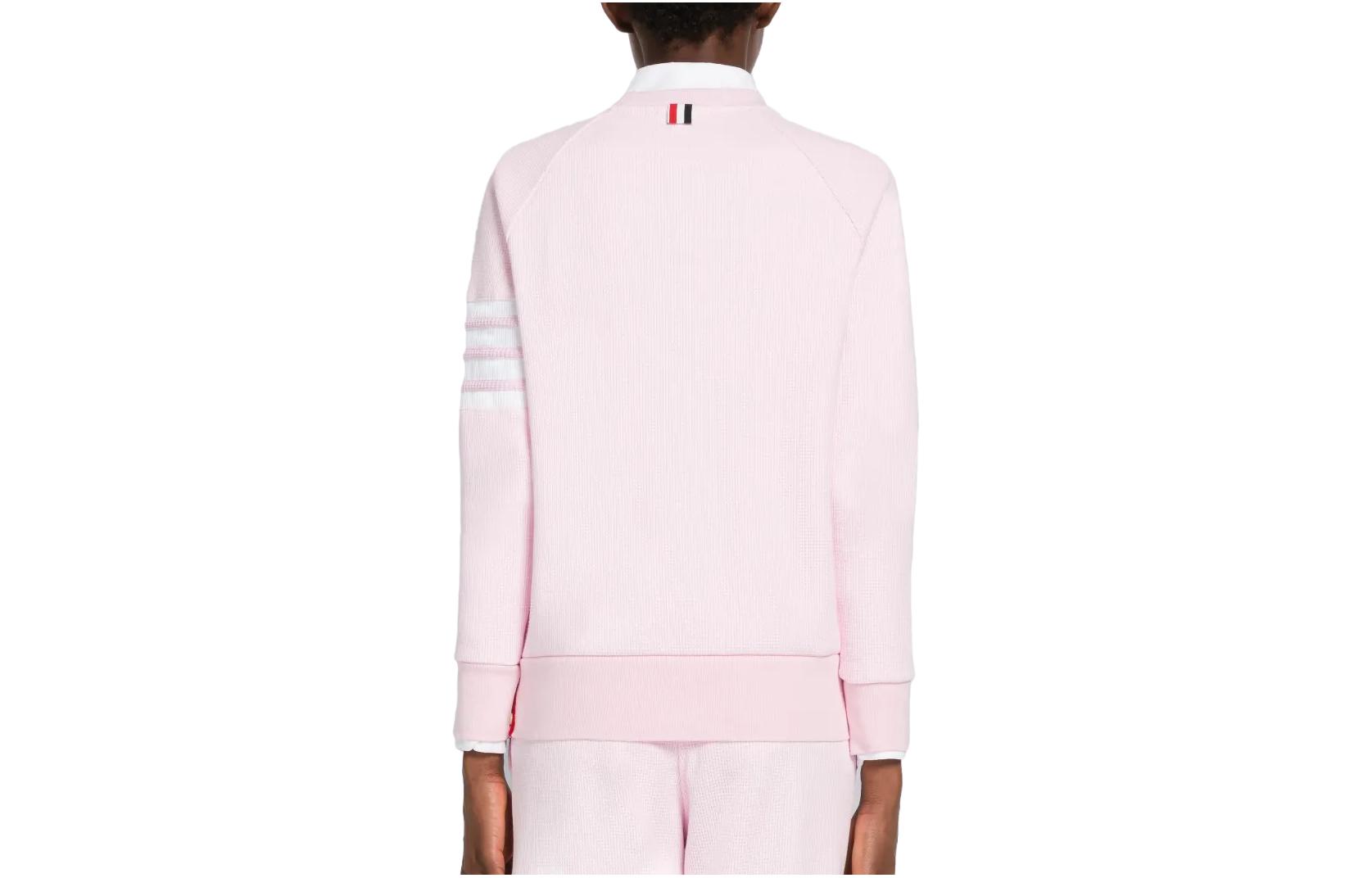 Lookbook (W) 톰 브라운 SS23 핑크 클래식 4-바 크루넥 스웨트셔츠 FJT113A-06452-680