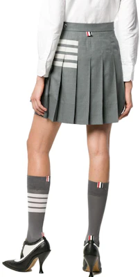 (W) 톰 브라운 SS23 플리츠 미니 스커트 스트라이프 디자인 라이트 그레이 FGC402V-00473-035 Shop (W) 톰 브라운 SS23 플리츠 미니 스커트 스트라이프 디자인 라이트 그레이 FGC402V-00473-035