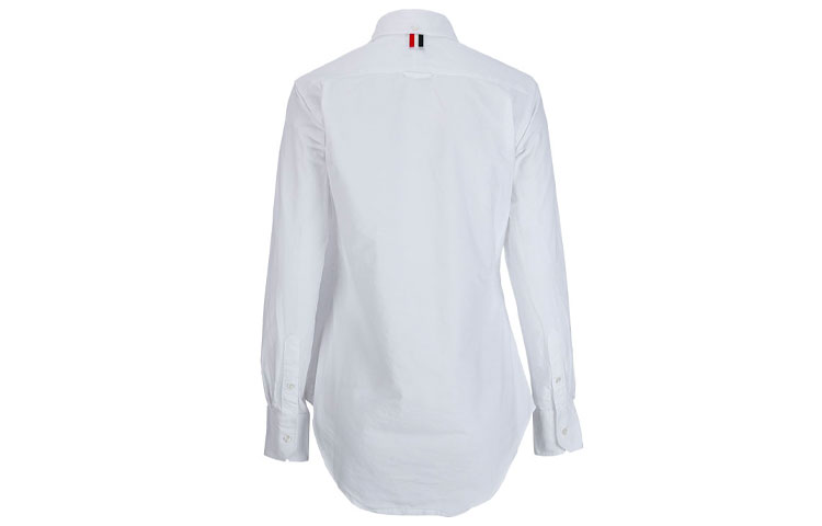 Lookbook (W) THOM BROWNE Camisa Blanca Manga Larga con Logo Patch y Botones. FLL005E-06177-100