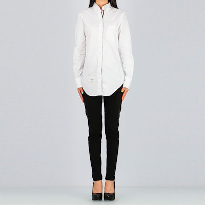 (W) THOM BROWNE Camisa Blanca Manga Larga con Logo Patch y Botones. FLL005E-06177-100 Shop (W) THOM BROWNE Camisa Blanca Manga Larga con Logo Patch y Botones. FLL005E-06177-100