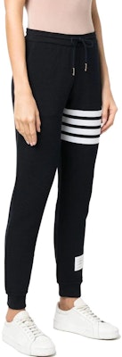 (W) Thom Browne Celana Jogger Wanita Garis Knit Warna Biru Navy. FJQ069A-08138-415 Purchase (W) Thom Browne Celana Jogger Wanita Garis Knit Warna Biru Navy. FJQ069A-08138-415