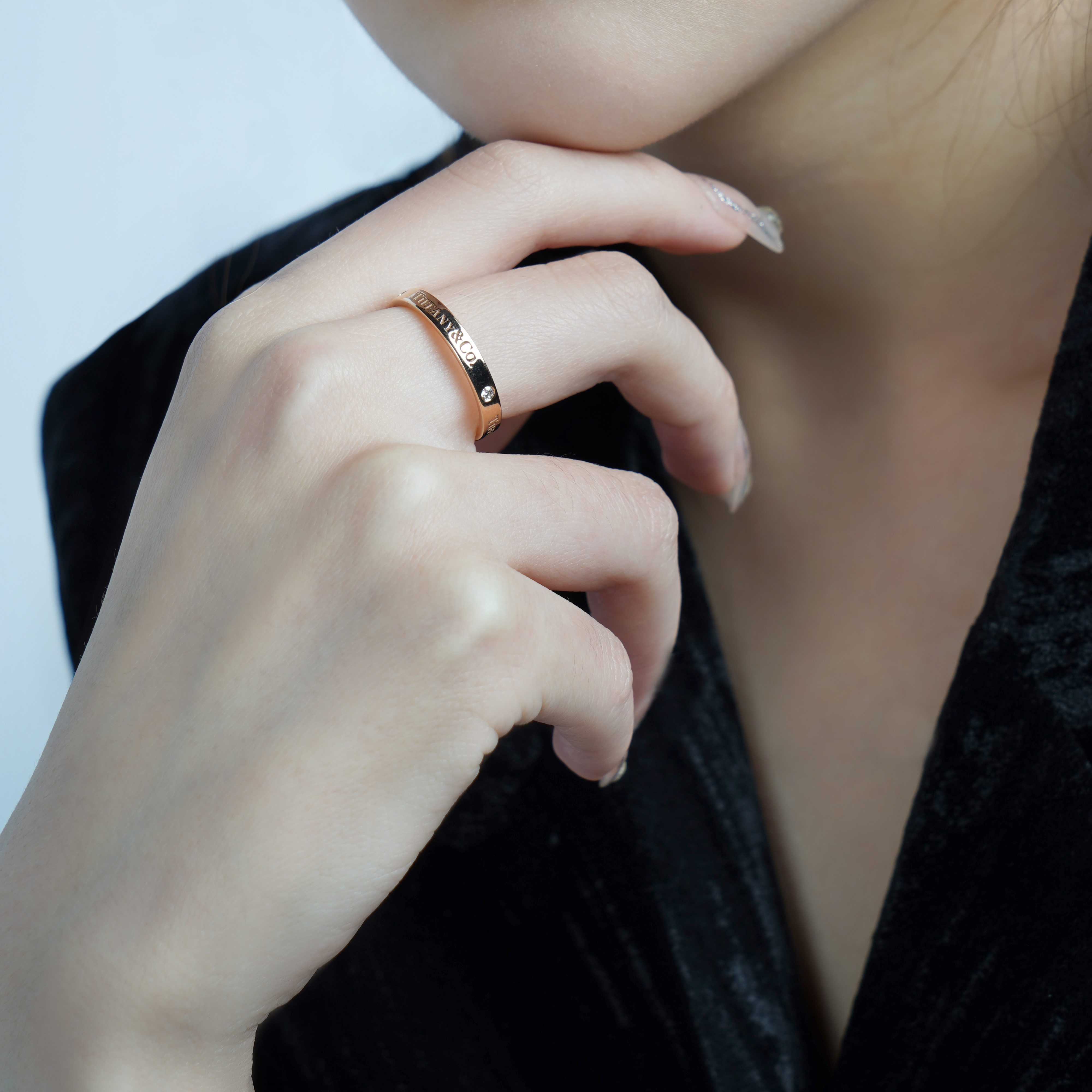 (Women) TIFFANY & CO. Return to Tiffany 18k Rose Gold Letter Logo Engraved Ring for Women GRP05172 圖 5