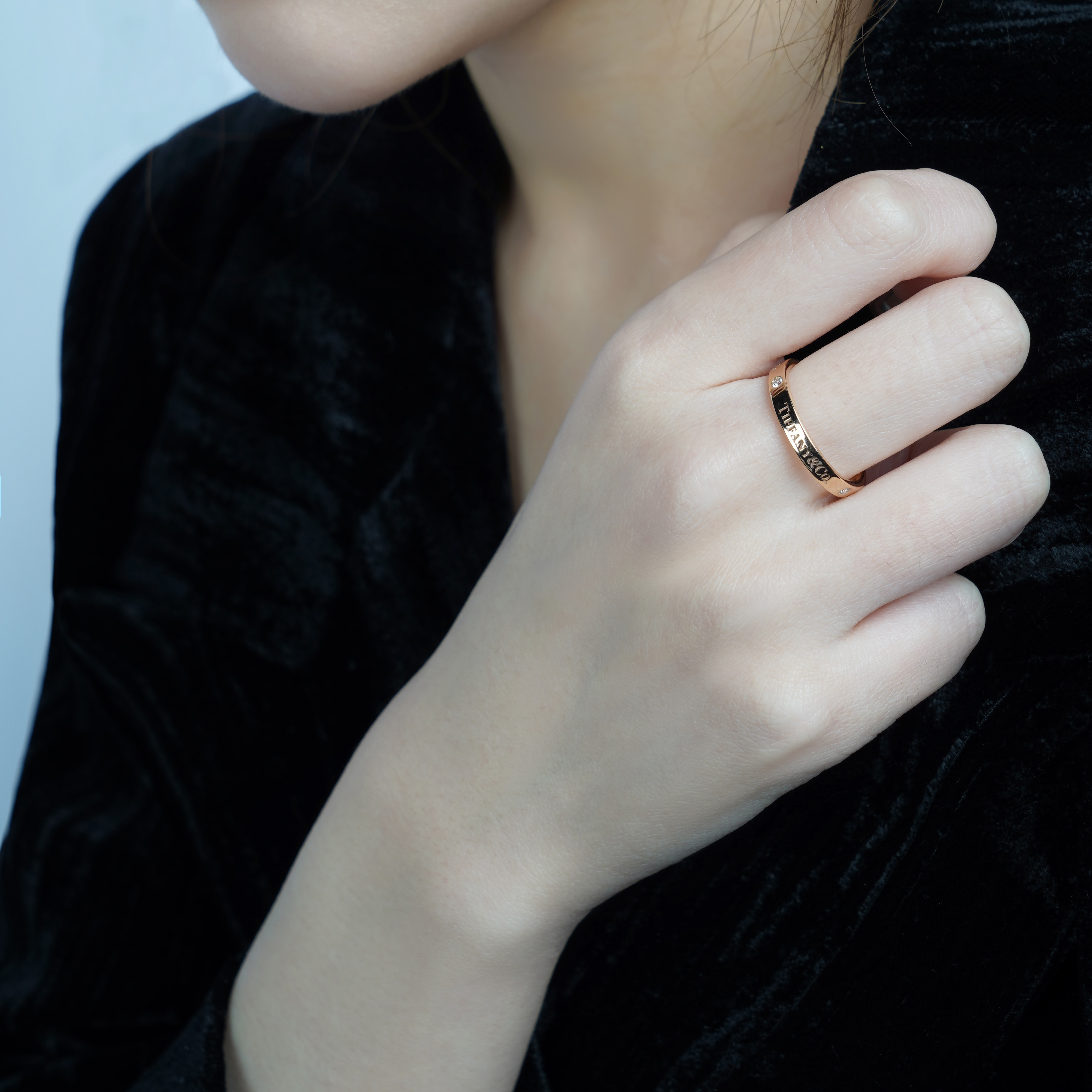 (Women) TIFFANY & CO. Return to Tiffany 18k Rose Gold Letter Logo Engraved Ring for Women GRP05172 圖 6