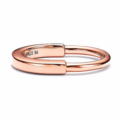 (Women) TIFFANY & CO. Tiffany Lock 18K Rose Gold Logo Ring for Women GRP12356