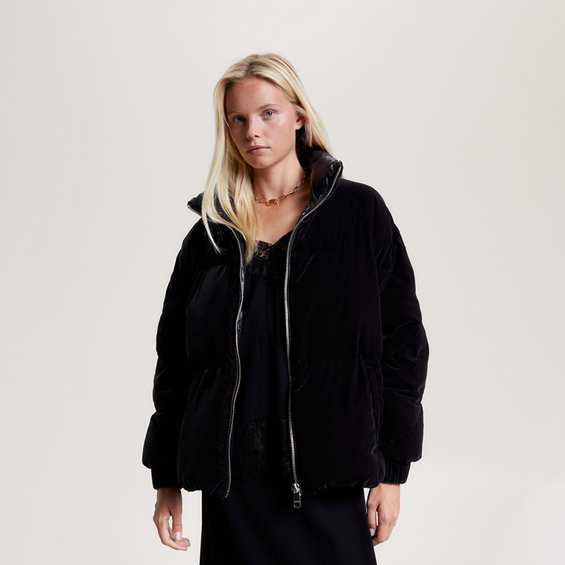 Shop (W) 汤米希尔费格黑色天鹅绒刺绣宽松版羽绒夹克 WW0WW40242