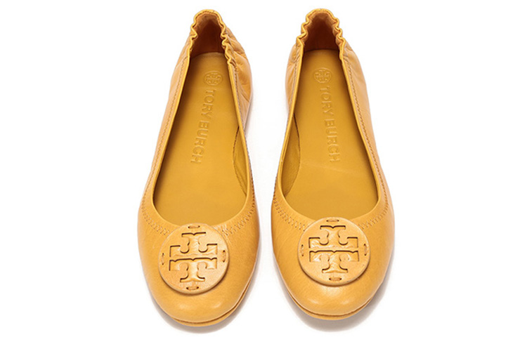Shop TORY BURCH 羊皮芭蕾舞平底船鞋 女款 芥末黃