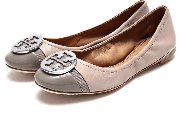 Lookbook TORY BURCH 湯麗柏琦 皮革 時尚百搭 簡約芭蕾平底鞋 女款 裸粉灰