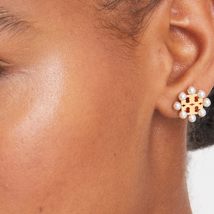 Lookbook (W) Anting Wanita Tory Burch Kira Double T Logo Stud Warna Brass. 144814-700