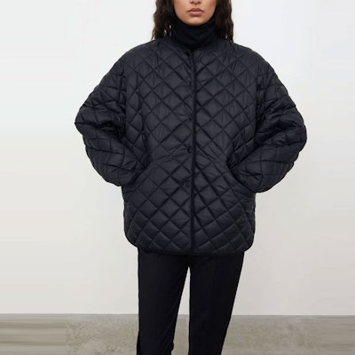 (W) TOTEME 經典寬鬆黑色棉質絎縫冬季外套. 211177732200 Lookbook (W) TOTEME 經典寬鬆黑色棉質絎縫冬季外套. 211177732200