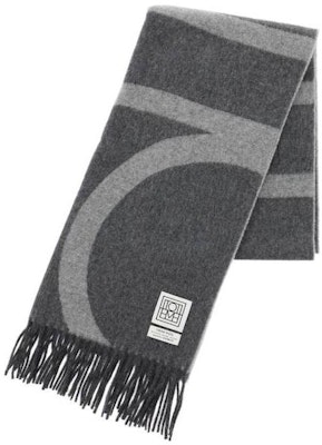 (W) Toteme 时尚字母流苏印花羊毛围巾 - 灰色 214882807942 Lookbook (W) Toteme 时尚字母流苏印花羊毛围巾 - 灰色 214882807942