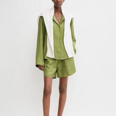 (W) TOTEME 寬鬆版幾何刺繡標誌絲質襯衫-月桂綠 241WRT976FB0089191 Lookbook (W) TOTEME 寬鬆版幾何刺繡標誌絲質襯衫-月桂綠 241WRT976FB0089191