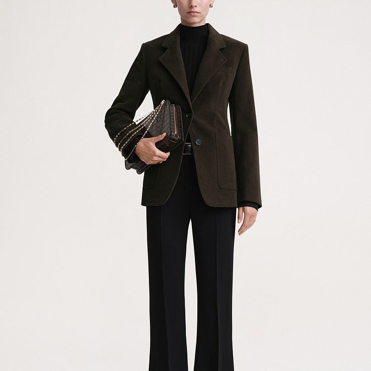 Lookbook (W) TOTEME Blazer Entallado de Manga Larga en Marrón Café Oscuro. 241WRZ1048FB0171040