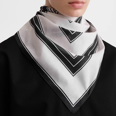 (W) 토템 스트라이프 면 멀버리 실크 스카프 - 화이트 242WSC2237FB0177001 Shop (W) 토템 스트라이프 면 멀버리 실크 스카프 - 화이트 242WSC2237FB0177001