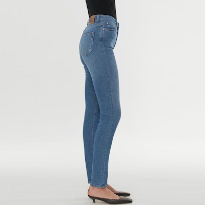 (W) TOTEME FW21 修身款深藍色牛仔褲附品牌標誌牛仔褲。 211-234-741-410 Purchase (W) TOTEME FW21 修身款深藍色牛仔褲附品牌標誌牛仔褲。 211-234-741-410