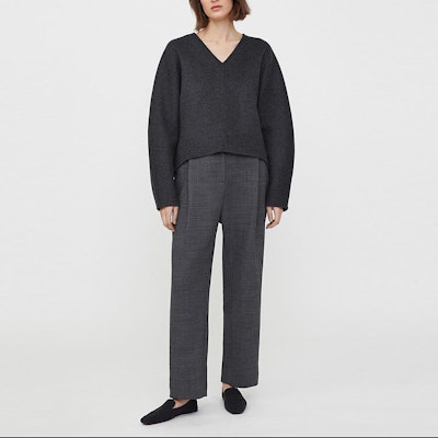 (W) Toteme FW22 灰色V领蝙蝠袖羊毛毛衣 224-501-271-735-9 Lookbook (W) Toteme FW22 灰色V领蝙蝠袖羊毛毛衣 224-501-271-735-9