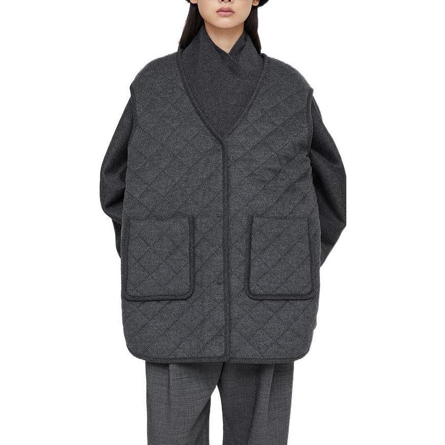 Lookbook (W) TOTEME FW22 寬鬆深灰色絎縫背心外套。 224-100-272-0359