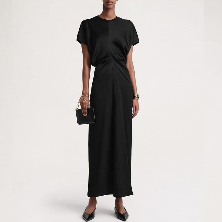 Lookbook (W) TOTEME 2023秋冬 黑色优雅圆领短袖连衣裙 241WRD1103FB0020001