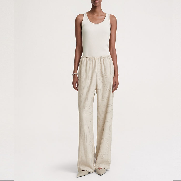 Lookbook (W) TOTEME FW23 浅米色标志刺绣宽松版休闲裤。 241WRB1101FB0080113