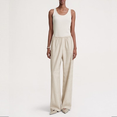 (W) TOTEME FW23 浅米色标志刺绣宽松版休闲裤。 241WRB1101FB0080113 Lookbook (W) TOTEME FW23 浅米色标志刺绣宽松版休闲裤。 241WRB1101FB0080113