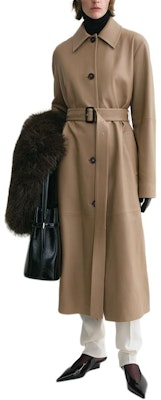 (W) TOTEME FW24 Abrigo Largo Trufa Mate con Cinturón y Cierre de Botón Único. 244WRO0157LE0083235 Lookbook (W) TOTEME FW24 Abrigo Largo Trufa Mate con Cinturón y Cierre de Botón Único. 244WRO0157LE0083235