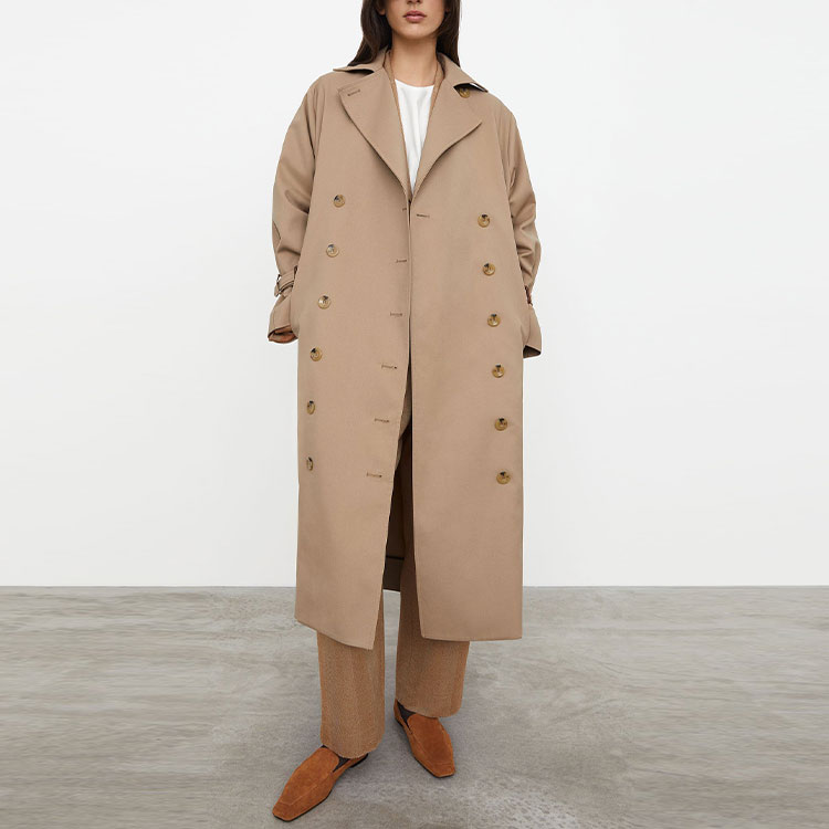 Lookbook (W) TOTEME Pisa Gabardina Caqui Doble Botonadura con Forro de Logo para Mujer. 201102706850