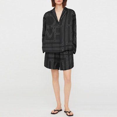 (W) TOTEME SS22 Seluar Pendek Hitam Kasual Potongan Lurus dengan Sulaman Logo 223-226-707-925 Lookbook (W) TOTEME SS22 Seluar Pendek Hitam Kasual Potongan Lurus dengan Sulaman Logo 223-226-707-925