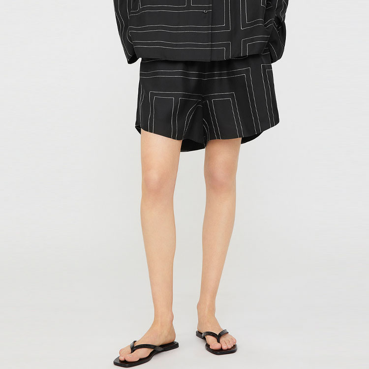 Shop (W) TOTEME SS22 Seluar Pendek Hitam Kasual Potongan Lurus dengan Sulaman Logo 223-226-707-925