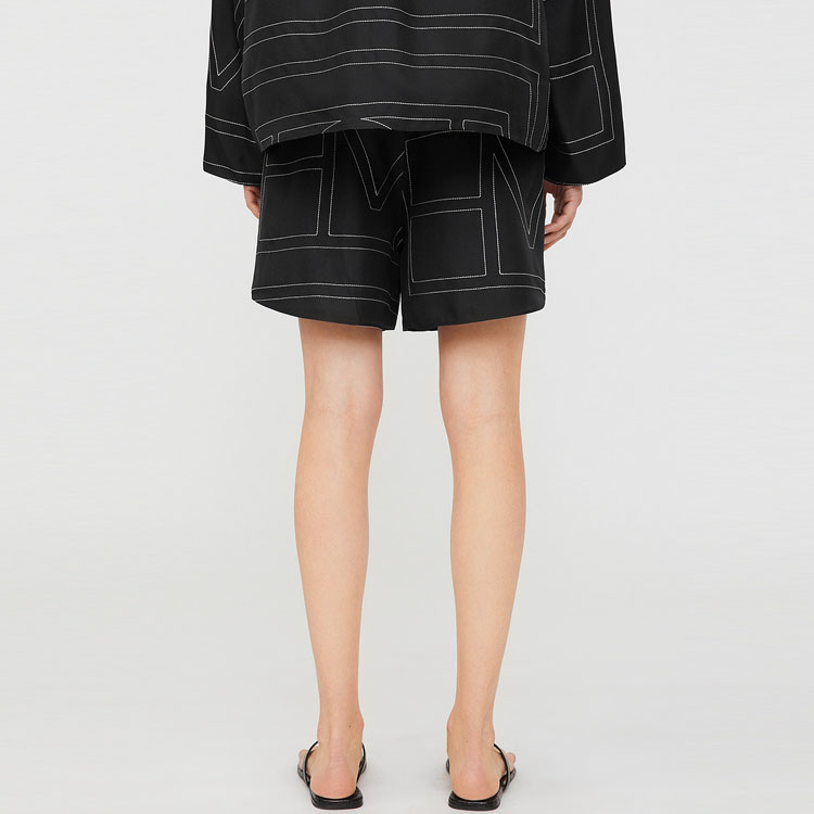 Purchase (W) TOTEME SS22 Seluar Pendek Hitam Kasual Potongan Lurus dengan Sulaman Logo 223-226-707-925