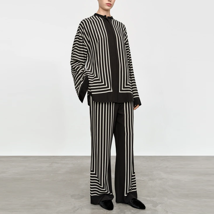 Lookbook (W) TOTEME SS22 黑色对比条纹衬衫. 221747704200