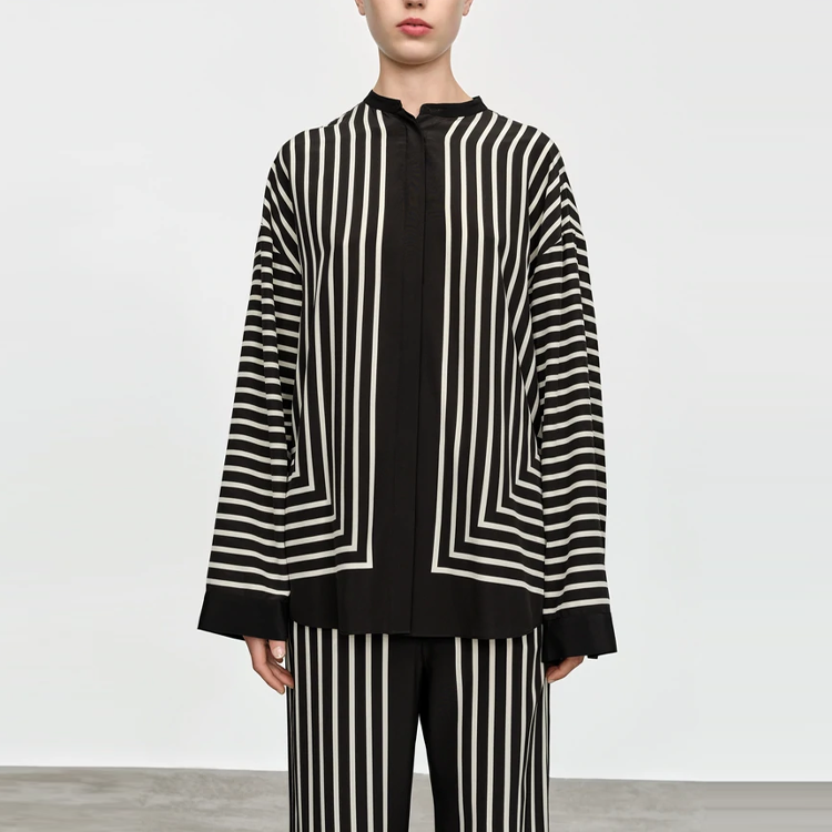 Shop (W) TOTEME SS22 黑色对比条纹衬衫. 221747704200