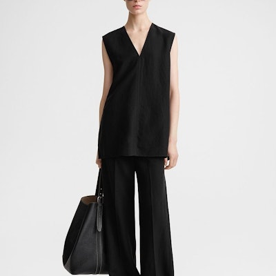 (W) TOTEME SS24 Baju Tank Top Hitam Tanpa Lengan V-Neck Longgar Klasik. 242WRT1462FB0159001 Lookbook (W) TOTEME SS24 Baju Tank Top Hitam Tanpa Lengan V-Neck Longgar Klasik. 242WRT1462FB0159001