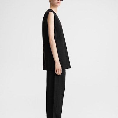 (W) TOTEME SS24 Baju Tank Top Hitam Tanpa Lengan V-Neck Longgar Klasik. 242WRT1462FB0159001 Purchase (W) TOTEME SS24 Baju Tank Top Hitam Tanpa Lengan V-Neck Longgar Klasik. 242WRT1462FB0159001