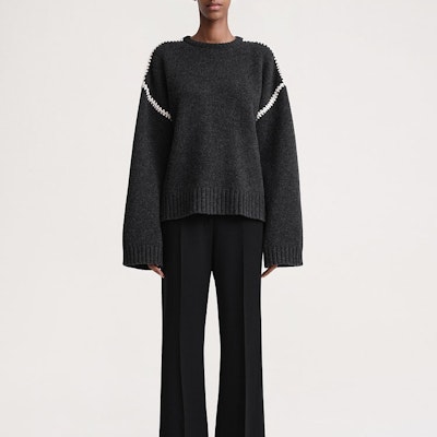 (W) TOTEME SS24 浅灰色刺绣羊毛混纺针织毛衣 241WRT1025YA0004074 Lookbook (W) TOTEME SS24 浅灰色刺绣羊毛混纺针织毛衣 241WRT1025YA0004074