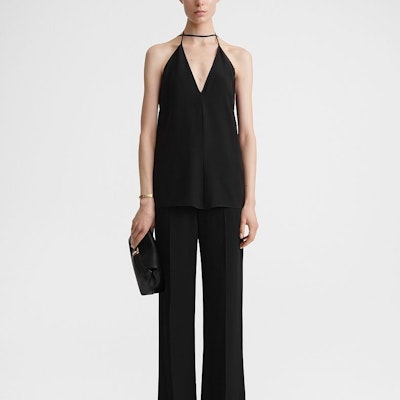 (W) TOTEME SS24 Top Halter Leher V Silang Fit Santai - Hitam. 242WRT1688FB0115001 Lookbook (W) TOTEME SS24 Top Halter Leher V Silang Fit Santai - Hitam. 242WRT1688FB0115001