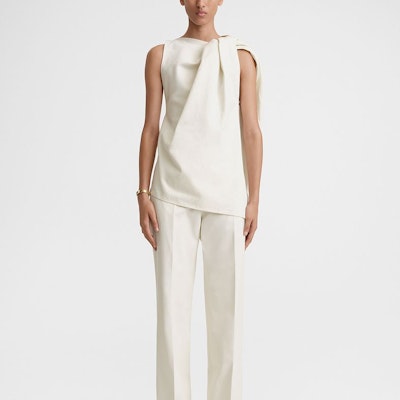 (W) TOTEME SS24 Top Tanpa Lengan Beige Wanita dengan Rekaan Twist Draped 242WRT1468FB0105116 Lookbook (W) TOTEME SS24 Top Tanpa Lengan Beige Wanita dengan Rekaan Twist Draped 242WRT1468FB0105116