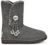 Order (W) UGG Bailey Button UGG Charm Versi Alphabet Metalik Berbulu 'Kelabu' 1114970-CHRC
