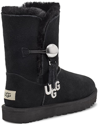 (W) UGGベイリーボタン チャーム メタリック アルファベット 黒 (UGG Bailey Button Charm Metallic Alphabet Black) 1114970-BLK Shop (W) UGGベイリーボタン チャーム メタリック アルファベット 黒 (UGG Bailey Button Charm Metallic Alphabet Black) 1114970-BLK