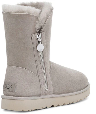 (W) UGG Bailey Zip Pendek Hangat Nyaman Abu-Abu 1112480-GOA Shop (W) UGG Bailey Zip Pendek Hangat Nyaman Abu-Abu 1112480-GOA