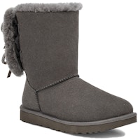 UGG 經典雙蝴蝶結短筒 牛反絨 圓頭厚底加絨 中筒 雪地靴 女款 炭灰色 Lookbook UGG 經典雙蝴蝶結短筒 牛反絨 圓頭厚底加絨 中筒 雪地靴 女款 炭灰色