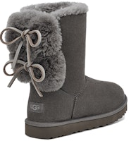 UGG 經典雙蝴蝶結短筒 牛反絨 圓頭厚底加絨 中筒 雪地靴 女款 炭灰色 Shop UGG 經典雙蝴蝶結短筒 牛反絨 圓頭厚底加絨 中筒 雪地靴 女款 炭灰色