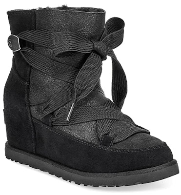 (W) UGG Classic Femme Boot Salju Hitam dengan Tali 1104612-BLK Lookbook (W) UGG Classic Femme Boot Salju Hitam dengan Tali 1104612-BLK