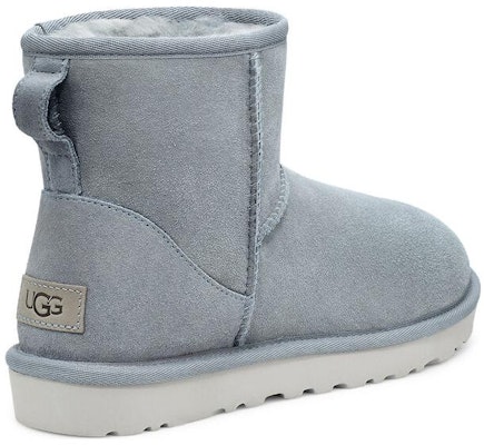 UGG CLASSIC MINI 羊皮絨面 簡約休閒 短中筒 雪地靴 女款 灰色 Lookbook UGG CLASSIC MINI 羊皮絨面 簡約休閒 短中筒 雪地靴 女款 灰色