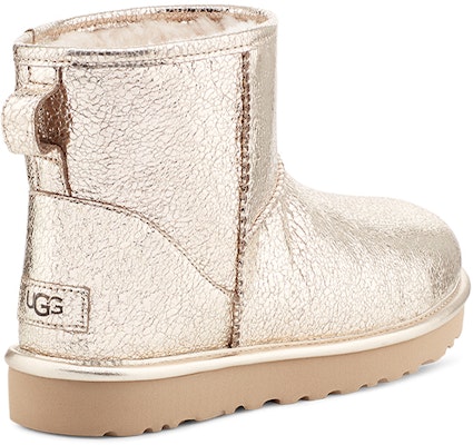UGG CLASSIC MINI 羊皮 舒適保暖 低筒 雪地靴 女款 淺金色 Lookbook UGG CLASSIC MINI 羊皮 舒適保暖 低筒 雪地靴 女款 淺金色