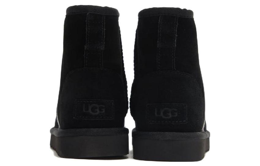 Lookbook (W) UGG Classic Mini II Boot Logo Sisi Hitam 1134962-BLK