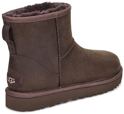 UGG 經典迷你款皮革雪地靴 女款 巧克力色 Shop UGG 經典迷你款皮革雪地靴 女款 巧克力色