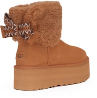 (W) UGG Classic Mini Maxi Curly Boot Chestnut Coklat Tan. 1158267-CHE Lookbook (W) UGG Classic Mini Maxi Curly Boot Chestnut Coklat Tan. 1158267-CHE